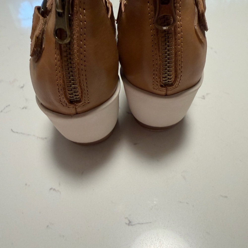 Women's OTBT TERESA Tan Wedge Sandals SIZE 7 EUC - Picture 4 of 8